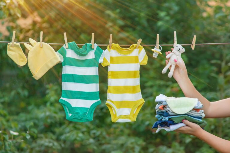 Trwałe kolory i materiały: jak prać ubranka dla najmłodszych?
